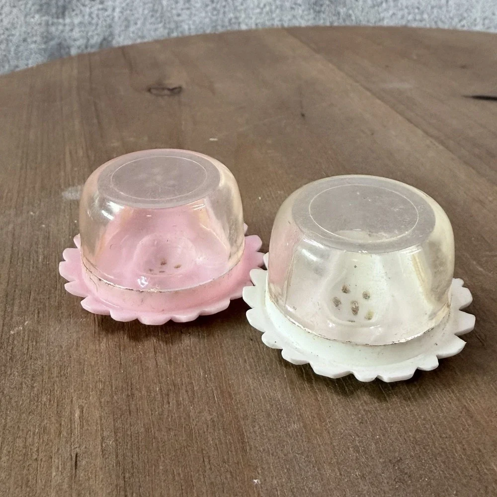 Vintage Daisy‎ Salt & Pepper Shakers Pink White Plastic Pair